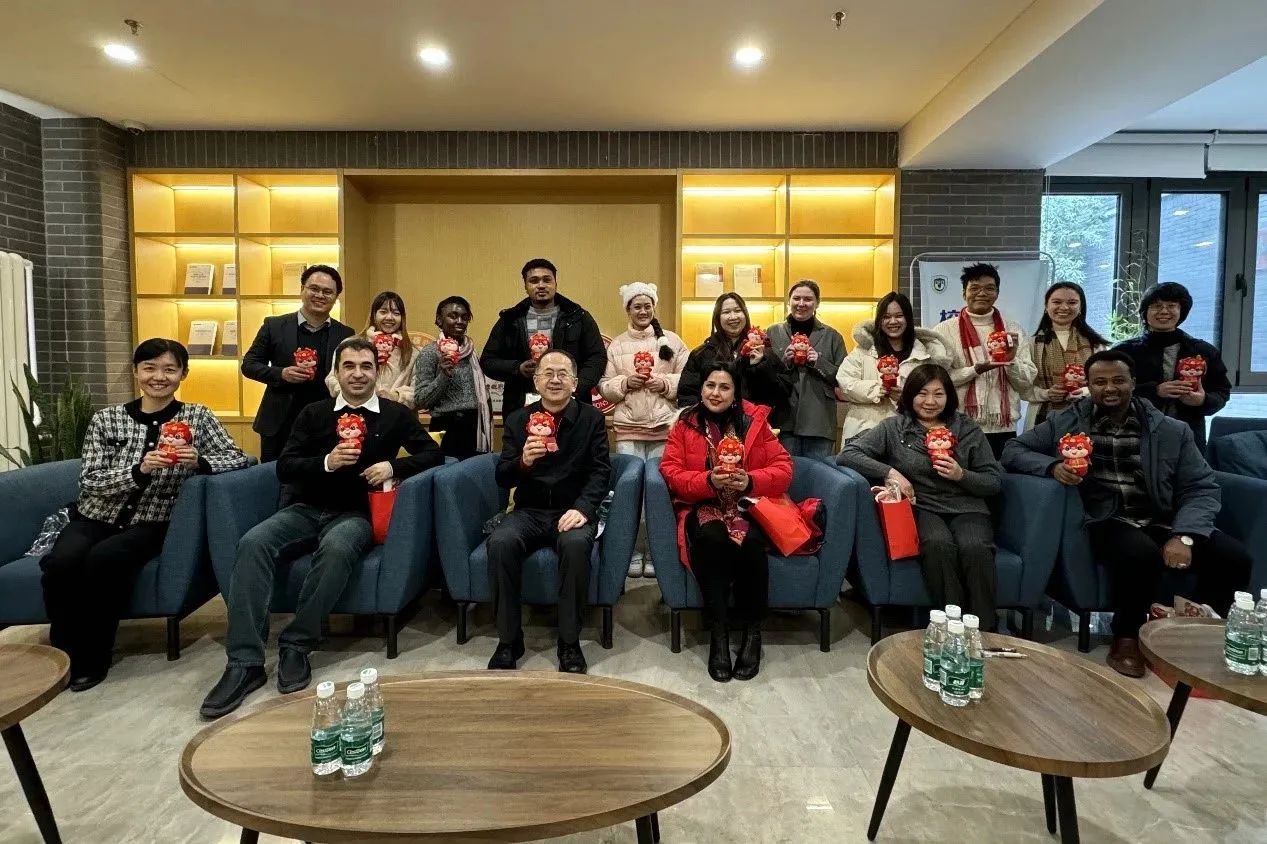 BFSU Held New Year Symposium for International Faculty and Students